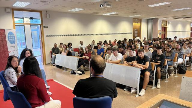 La jornada ha llenado de alumnos el aula de la UMH.