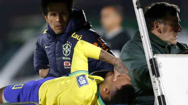 Neymar se retira lesionado en camilla