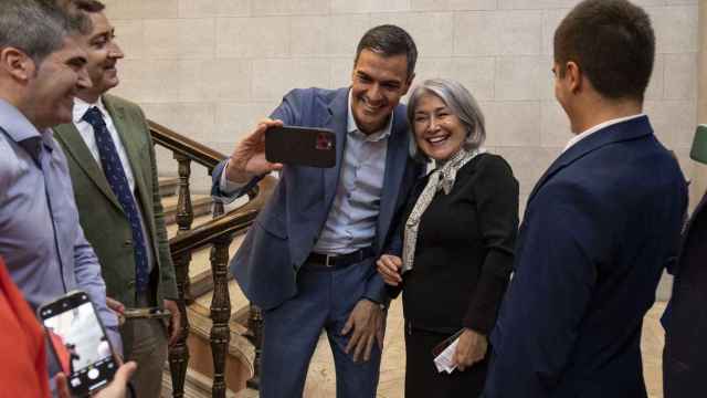 Pedro Sánchez se hace un 'selfie' en su cita con representantes del sector educativo, con los que se reunió este miércoles en Madrid, dentro de la ronda de encuentros que realiza previa al debate de investidura.