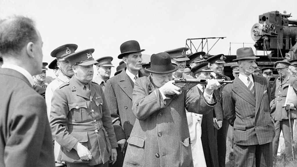 Winston Churchill apunta una ametralladora en una base militar. Junio 1941
