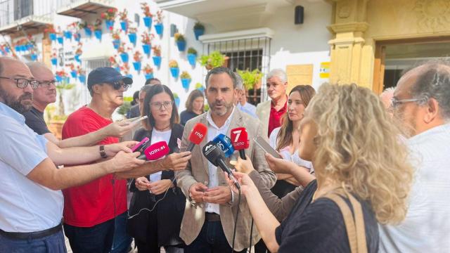 Daniel Pérez atiende a los medios de comunicación.