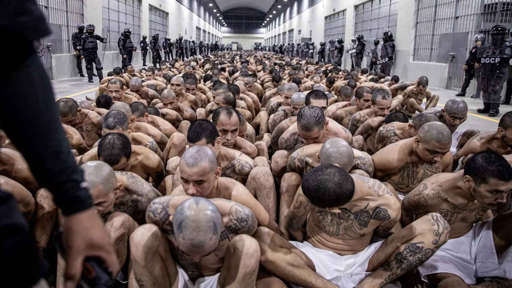 Así viven los presos de la cárcel contra las pandillas de El Salvador: 80 personas por celda sin poder hablar