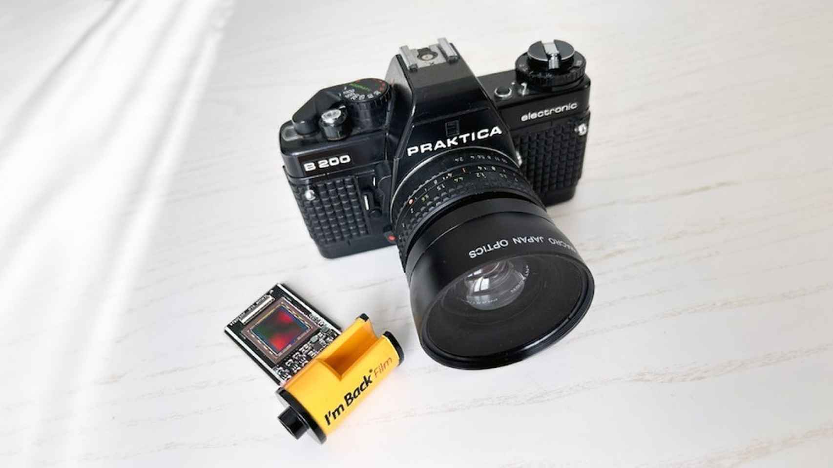 El ingenioso invento que convierte tu vieja cámara analógica en una digital  en cuestión de segundos