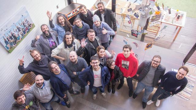 Miembros de The Game Kitchen en sus oficinas de Sevilla