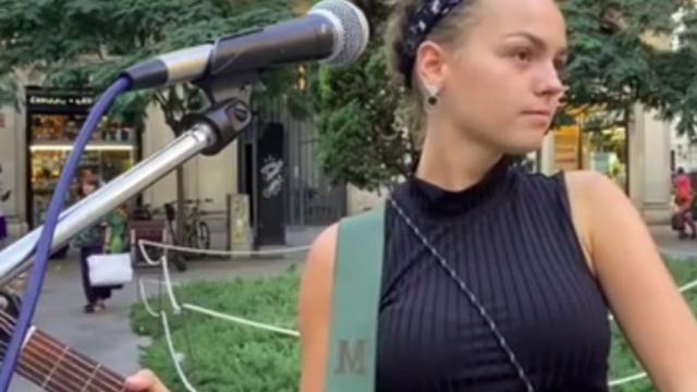 La artista Melita Duffy en el vídeo que se ha hecho viral.