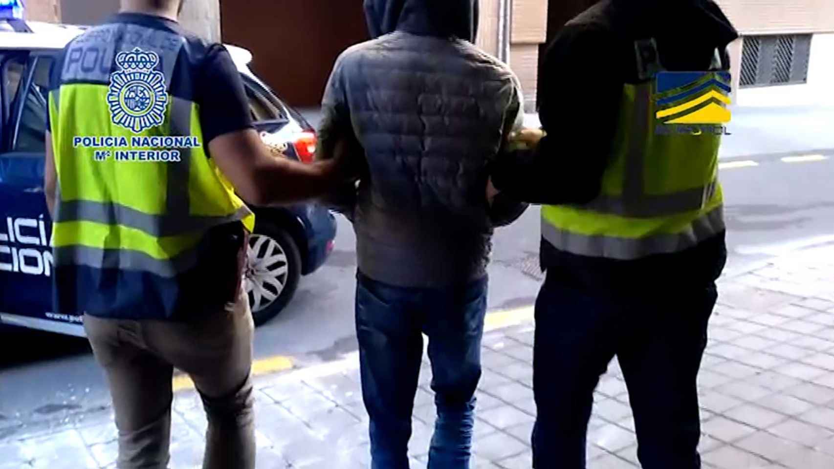 Denis Katana, de espaldas, en el momento de su detención.
