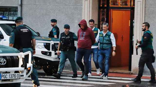 Efectivos de la Guardia Civil trasladan al presunto asesino de Elisa Abruñedo.