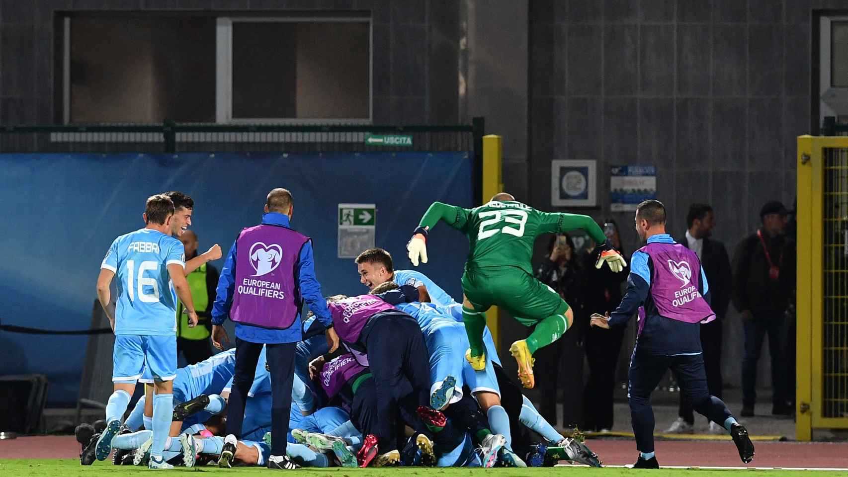 Los jugadores de San Marino, el guardameta incluido, celebran el gol ante Dinamarca.