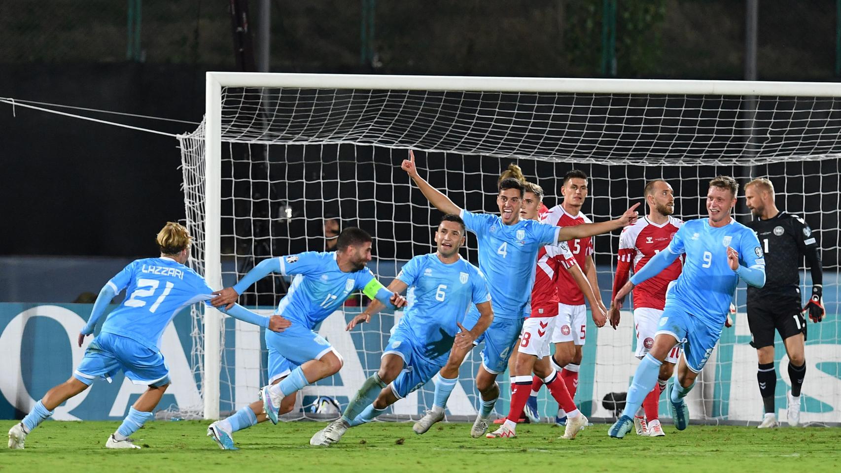 El momento completo de euforia al celebrar el gol contra Dinamarca.