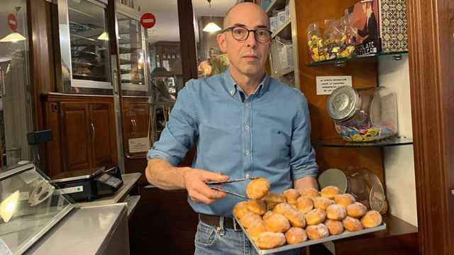 Mario Cubero junto a los sabrosos abisinios en su pastelería de Medina de Rioseco