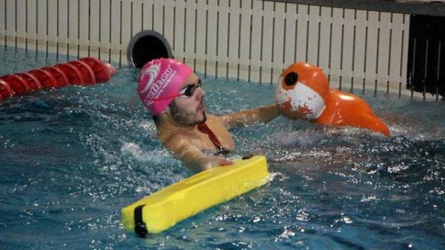 Un hombre en una piscina de Valladolid