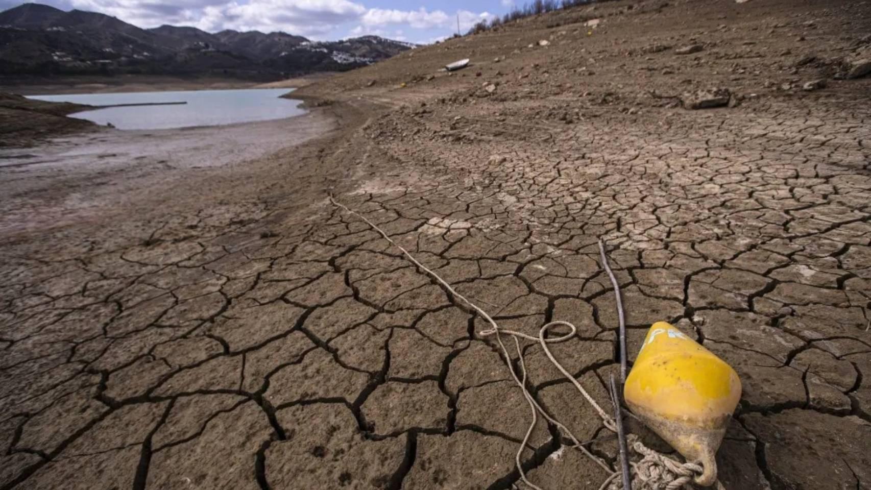 El embalse de La Viñuela (Málaga) almacena 7,9% de agua en relación con su capacidad.