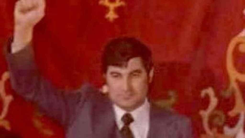 El difunto alcalde de Alcantarilla, Francisco Zapata, con el puño en alto, tras ser nombrado regidor de esta localidad murciana en 1979, en una imagen difundida por el PSOE de Alcantarilla para anunciar su deceso.