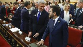 Alfonso Rueda (PP), presidente de Galicia,  habla con el presidente de la Generalitat de Cataluña, Pere Aragonès.