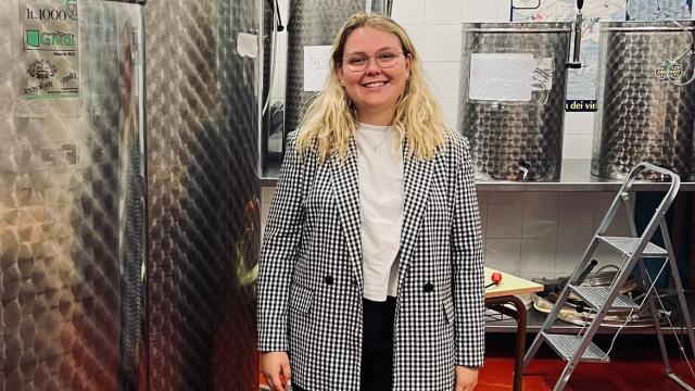 Victoria Gracia, en la bodega piloto del IES Joaquín Costa de Cariñena (Zaragoza), donde ha estudiado la FP.