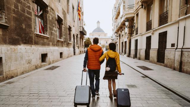 Una pareja de turista llega a su lugar de destino vacacional.