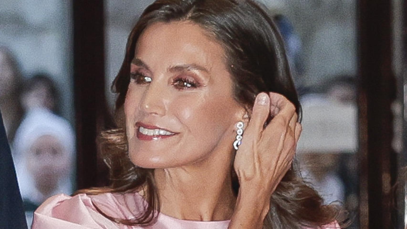 Detalle del look de la reina Letizia.