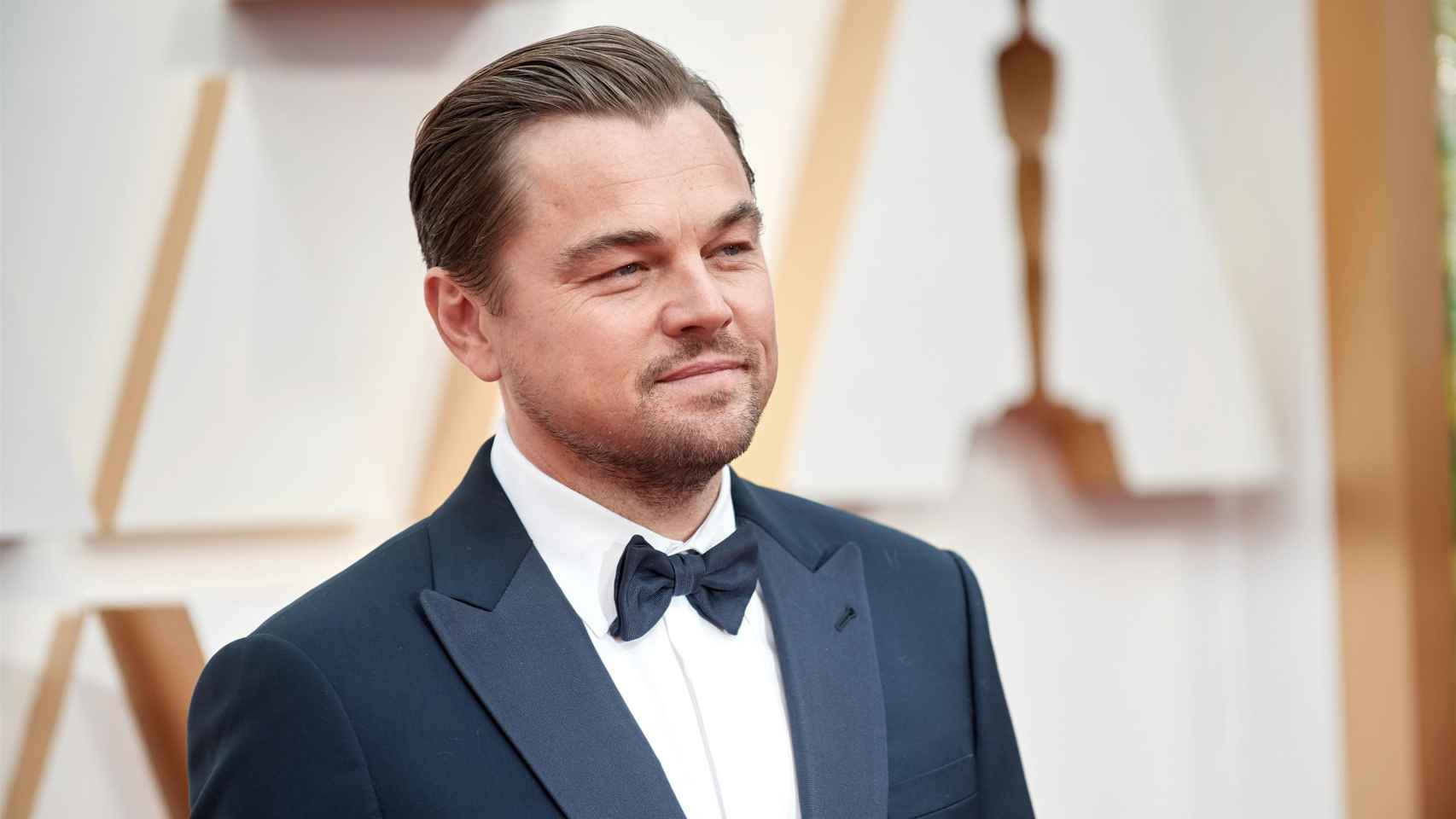 Leonardo DiCaprio en una alfombra roja.