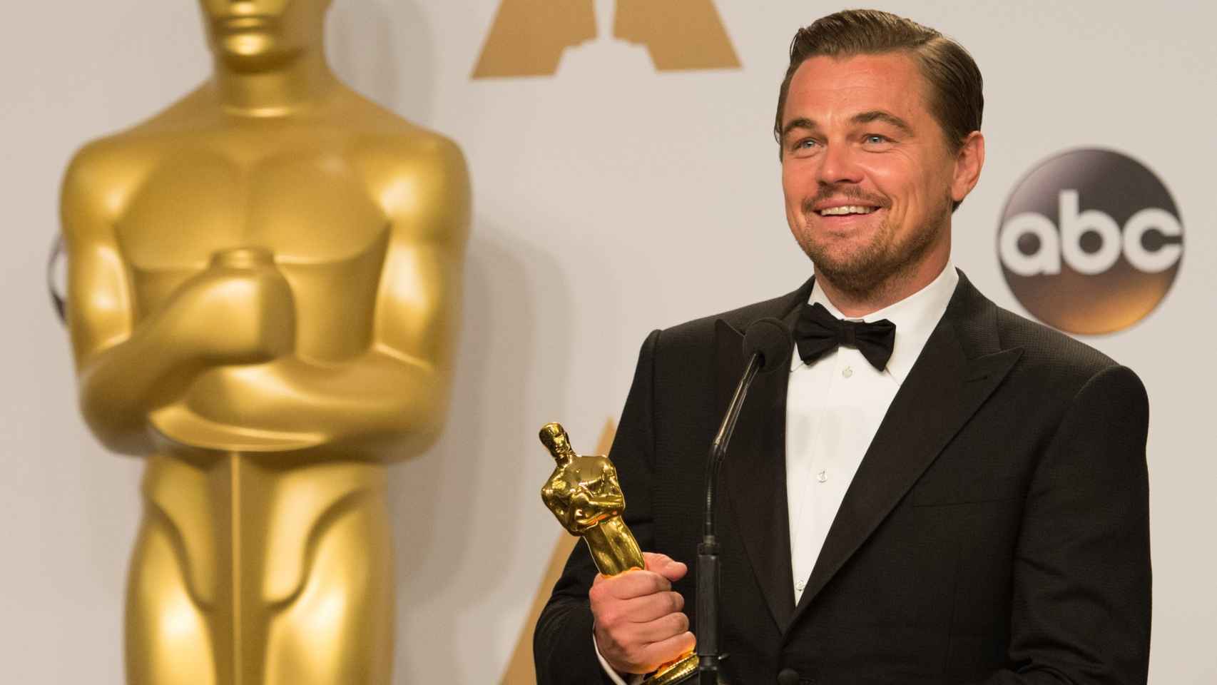 Leonardo DiCaprio en 2016, tras recibir el premio Óscar a Mejor Interpretación por 'El Renacido'
