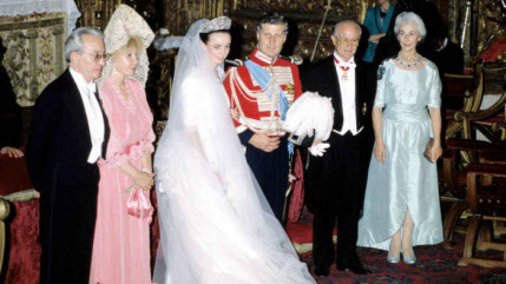 La boda de Carlos Fitz-James Stuart con Maltide Solís. A su izquierda, la duquesa de Alba vistiendo un vestido de Meye Maier.