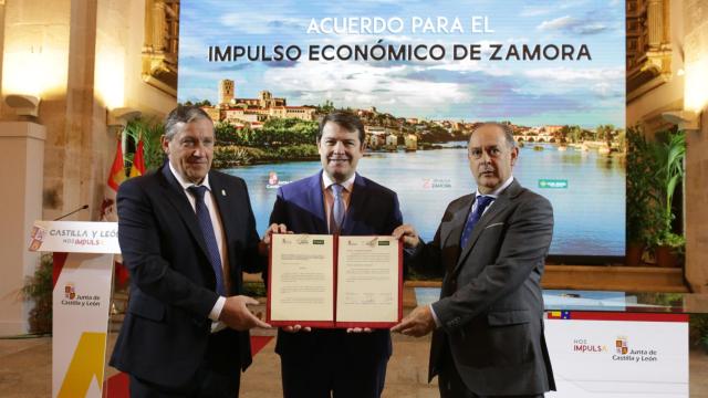 El presidente de la Junta de Castilla y León, Alfonso Fernández Mañueco, firma el protocolo general de actuación entre la Junta, la Diputación y Caja Rural de Zamora para la puesta en marcha de un plan de impulso a la actividad económica de la provincia.