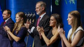 El rey Felipe, con férula, junto a la reina Letizia, la princesa Leonor, la infanta Sofía y el presidente de Asturias en el Teatro Campoamor de Oviedo.