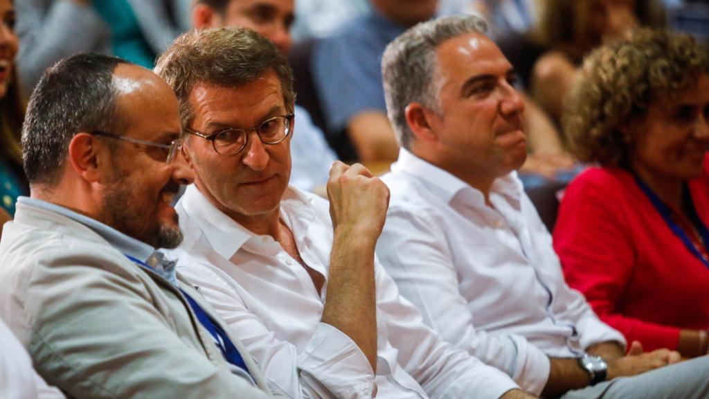 Feijóo, junto a Alejandro Fernández, Elías Bendodo y Dolors Montserrat, en una imagen de archivo.