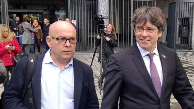 El abogado de Puigdemont, Gonzalo Boye, junto al político.