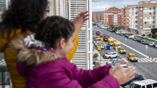 Dos personas aplauden durante la pandemia de la COVID-19 en Ávila.