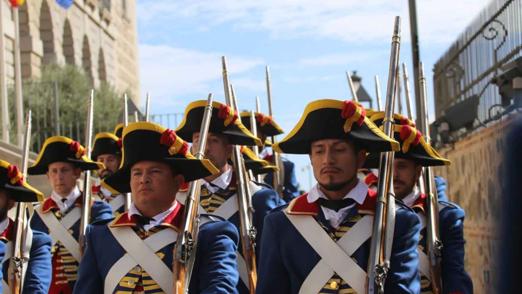 Las mejores imágenes del cambio de la guardia e izado de bandera en el Alcázar de Toledo