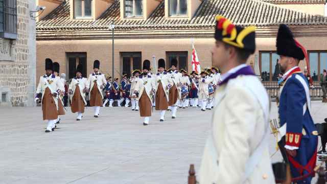 Un momento del relevo de la guardia en el Alcázar de Toledo. Fotos: Ayuntamiento.