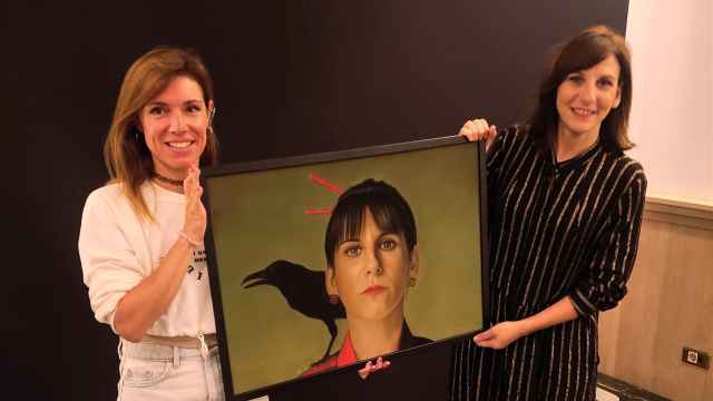 Malena Alterio recibe el retrato de la pintora Laura Serrano
