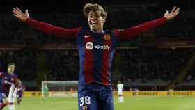 Marc Guiu celebra su primer gol con el Barça