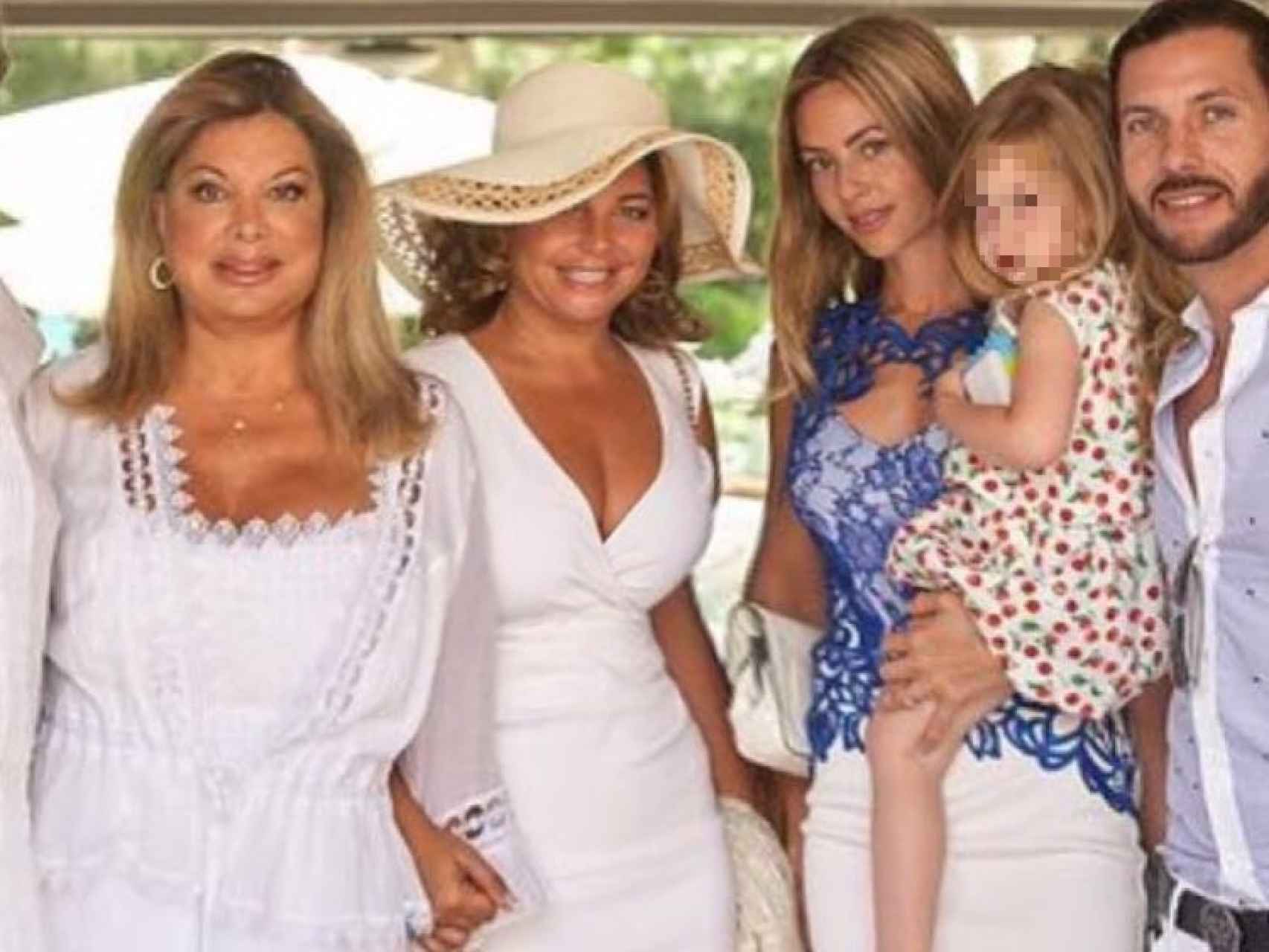 La fallecida Olivia Valère con su familia.