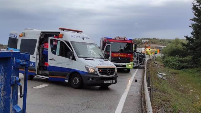 Accidente entre un turismo y un camión en la A-355 en Monda.