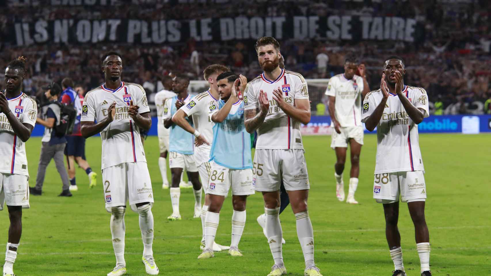 Los jugadores del Lyon aplauden a sus aficionados tras la derrota ante el PSG