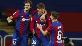 Marc Guiu celebra su primer gol con el Barça con Gavi y Marcos Alonso