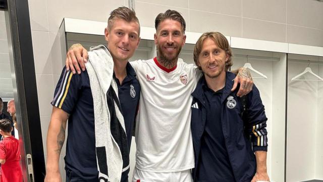 Sergio Ramos, junto a Kroos y Modric en el vestuario del Real Madrid