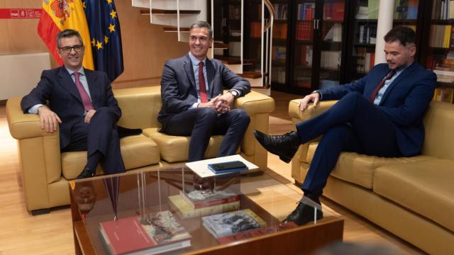 El portavoz de ERC en el Congreso, Gabriel Rufián, reunido con Pedro Sánchez y Félix Bolaños el pasado 11 de octubre.