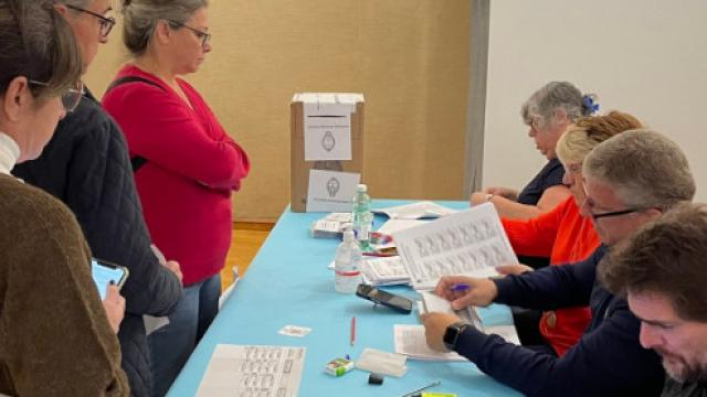 Argentinos votando en Madrid para sus elecciones generales