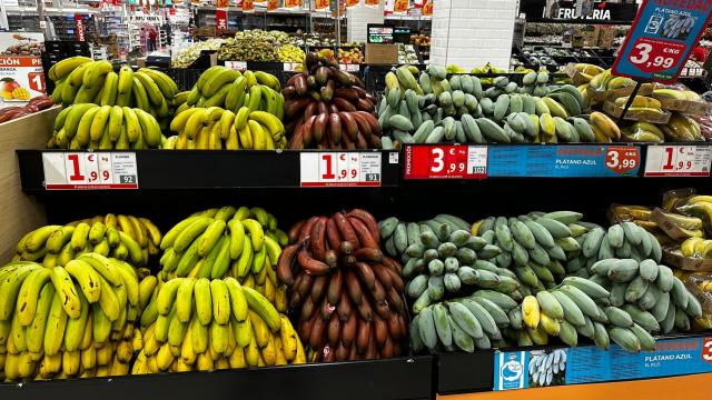 Un lineal de un Alcampo de Canarias, con el plátano amarillo, el rojo y, ahora, el azul.