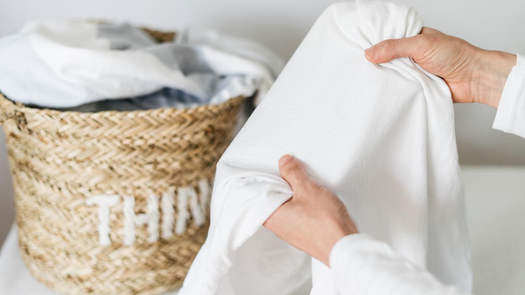 El sencillo truco de los hoteles para mantener siempre impecables las  toallas viejas