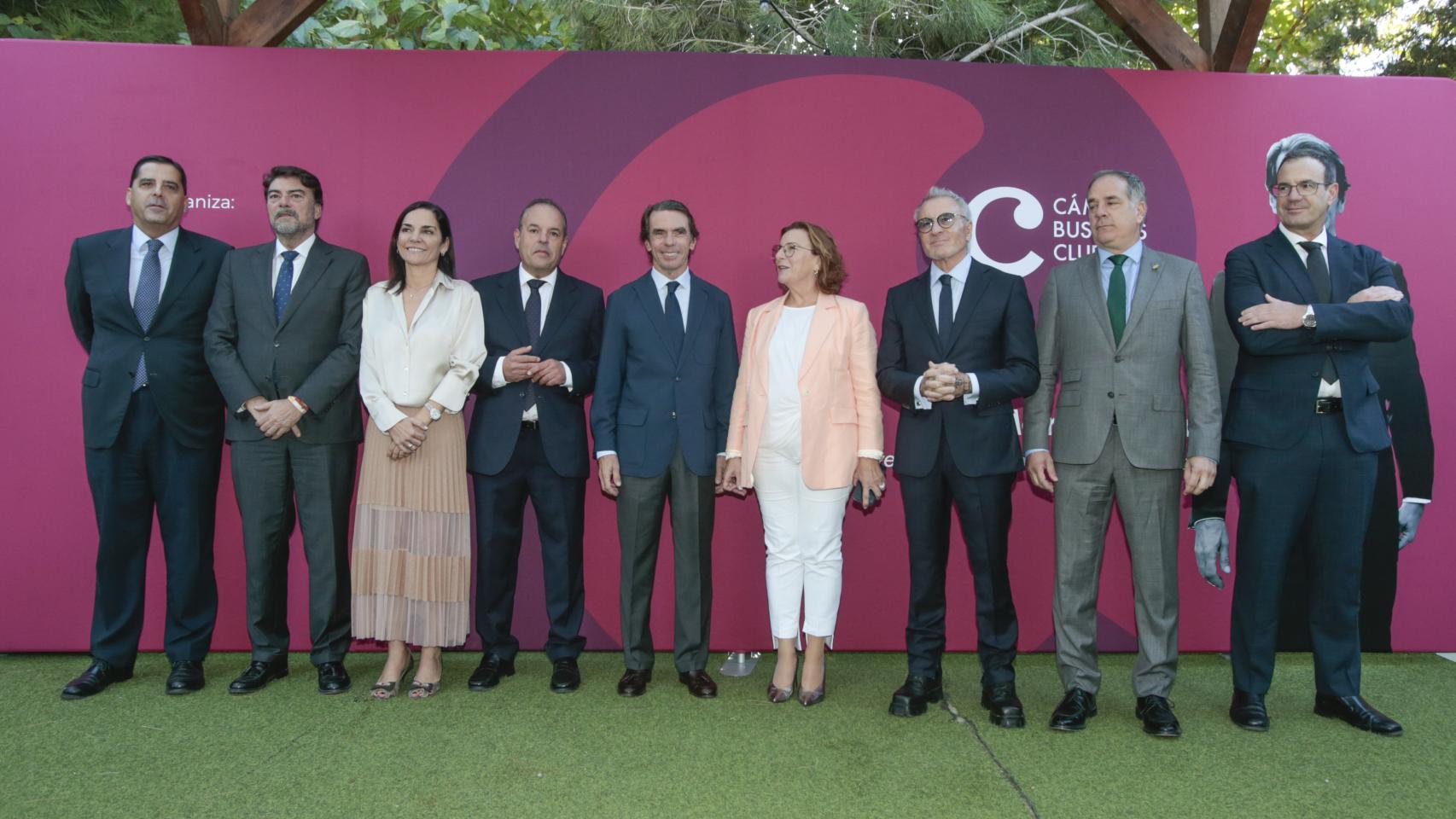 José María Aznar con los directivos de la Cámara de Comercio de Alicante.