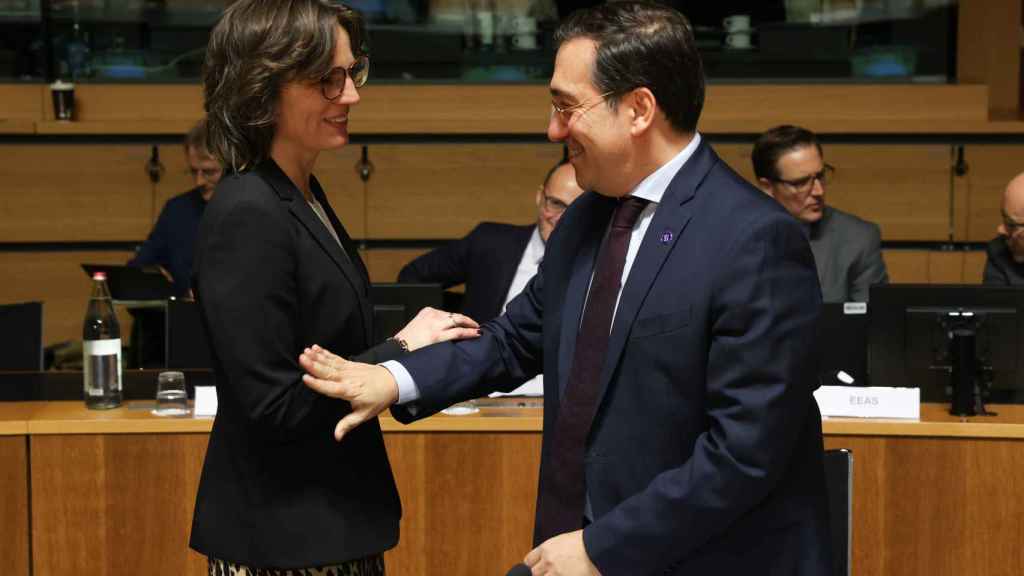 El ministro de Exteriores, José Manuel Albares, conversa con su colega sueca, Jessika Roswall (una de las más reticentes en el reconocimiento del catalán) durante la reunión de este martes en Luxemburgo