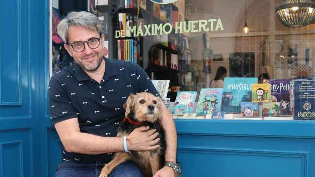 El periodista y escritor Máximo Huerta posando en el escaparate de su librería en Buñol, Valencia.