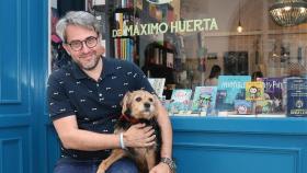 El periodista y escritor Máximo Huerta posando en el escaparate de su librería en Buñol, Valencia.