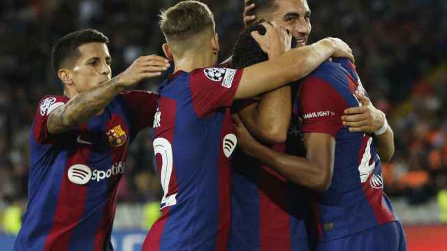 Los jugadores del FC Barcelona celebran el gol de Ferran Torres frente al Shakthar.