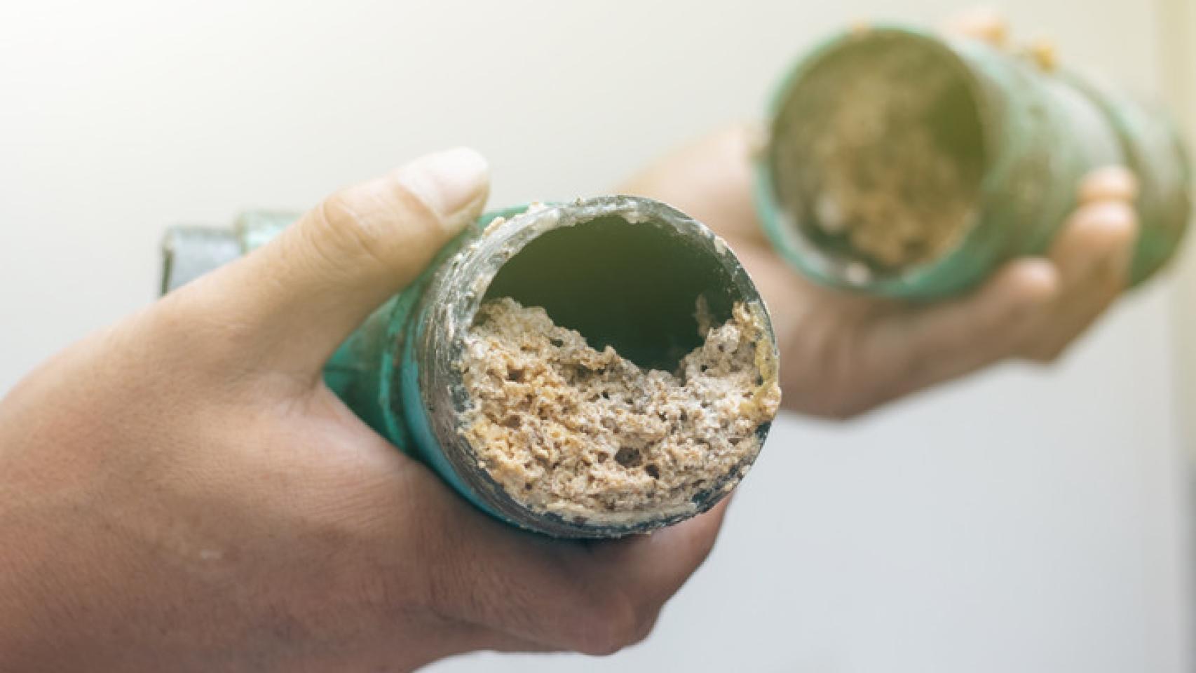 Desatascar tuberías: 5 trucos para eliminar atascos