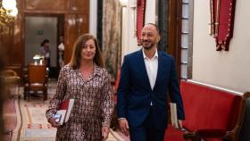 La presidenta del Congreso, Francina Armengol, junto al vicepresidente primero, este miércoles en la Cámara Baja.