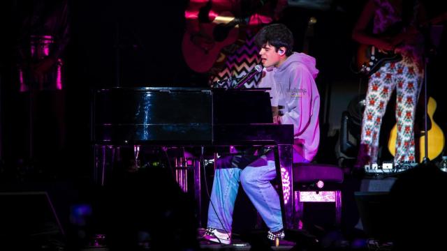 El músico Íñigo Quintero interpreta 'Si no estás', el pasado sábado durante el concierto de 'Cadena 100 Por ellas'..